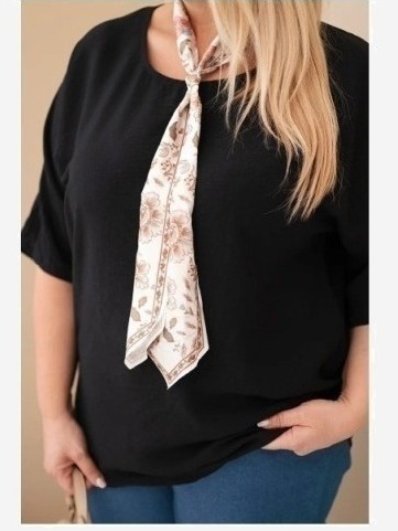 Dámska viskózová blúzka Plus Size s krátkym rukávom a ozdobnou šatkou čierna