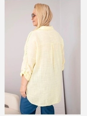 Dámska viskózová košeľa plus size s golierom a čipkovou vsadkou žltá
