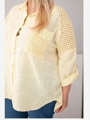 Dámska viskózová košeľa plus size s golierom a čipkovou vsadkou žltá