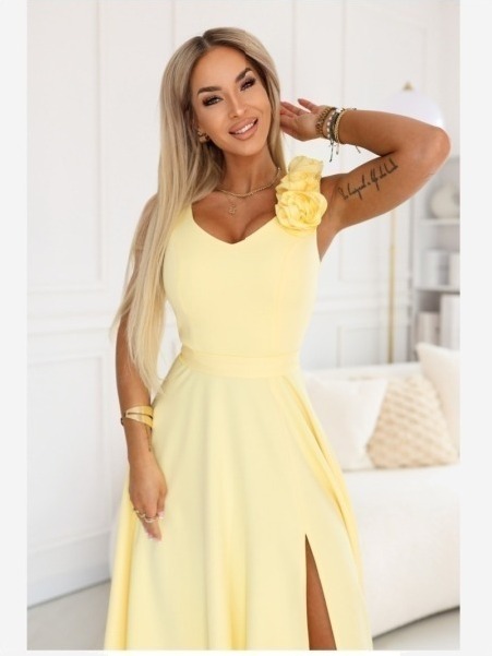 643-5 Elegantné večerné maxi šaty s rozparkom a ružami - maslová žltá