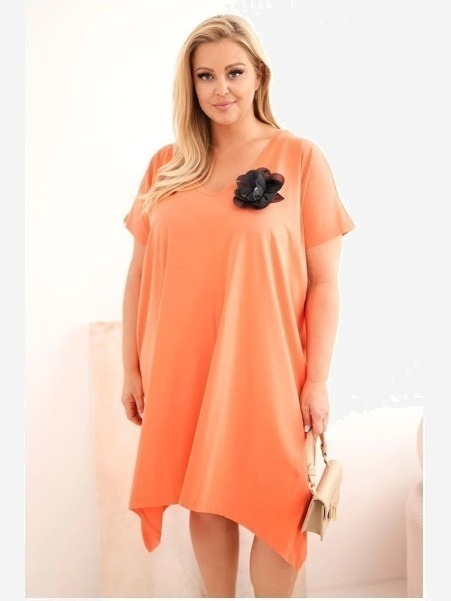 Dámske bavlnené šaty Plus Size s brošňou a výstrihom koralová