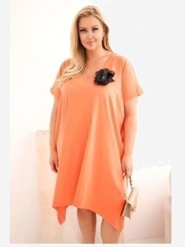 Dámske bavlnené šaty Plus Size s brošňou a výstrihom koralová