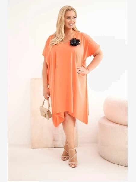 Dámske bavlnené šaty Plus Size s brošňou a výstrihom koralová