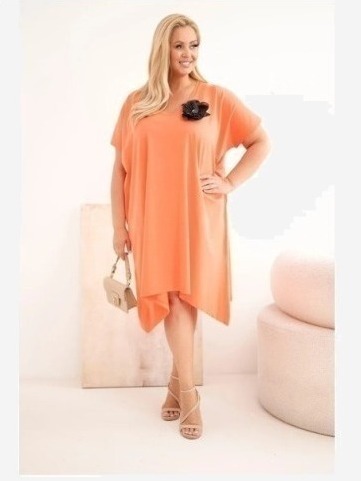 Dámske bavlnené šaty Plus Size s brošňou a výstrihom koralová
