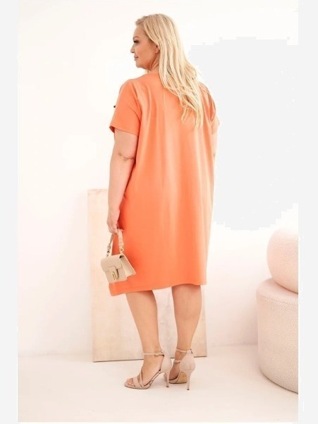 Dámske bavlnené šaty Plus Size s brošňou a výstrihom koralová