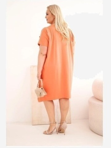 Dámske bavlnené šaty Plus Size s brošňou a výstrihom koralová