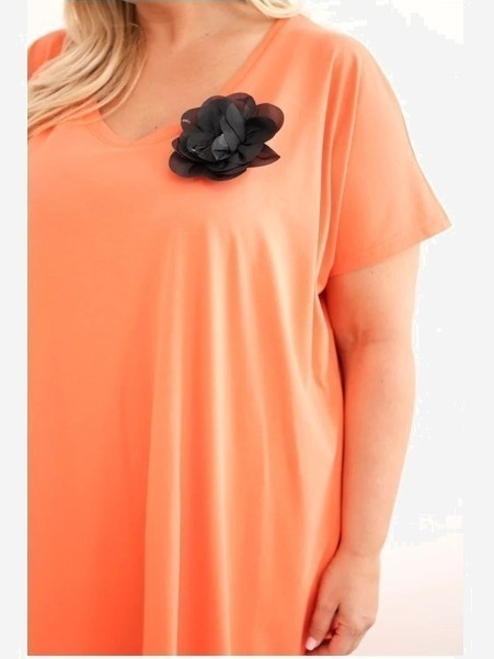 Dámske bavlnené šaty Plus Size s brošňou a výstrihom koralová