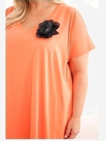 Dámske bavlnené šaty Plus Size s brošňou a výstrihom koralová