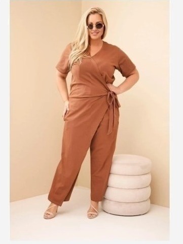 Dámsky bavlnený overal Plus Size s viazaním v páse camelový