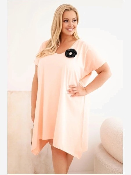 Dámske Plus Size bavlnené šaty s brošňou a výstrihom púdrovo ružová