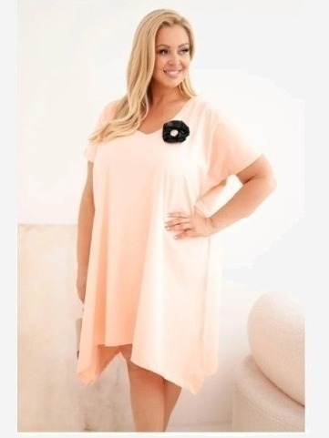 Dámske Plus Size bavlnené šaty s brošňou a výstrihom púdrovo ružová