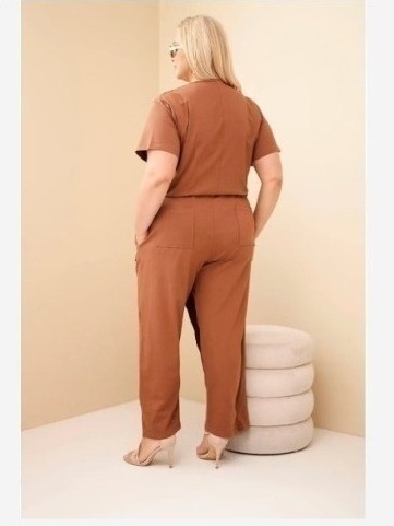 Dámsky bavlnený overal Plus Size s viazaním v páse camelový