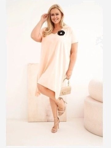 Dámske Plus Size bavlnené šaty s brošňou a výstrihom púdrovo ružová