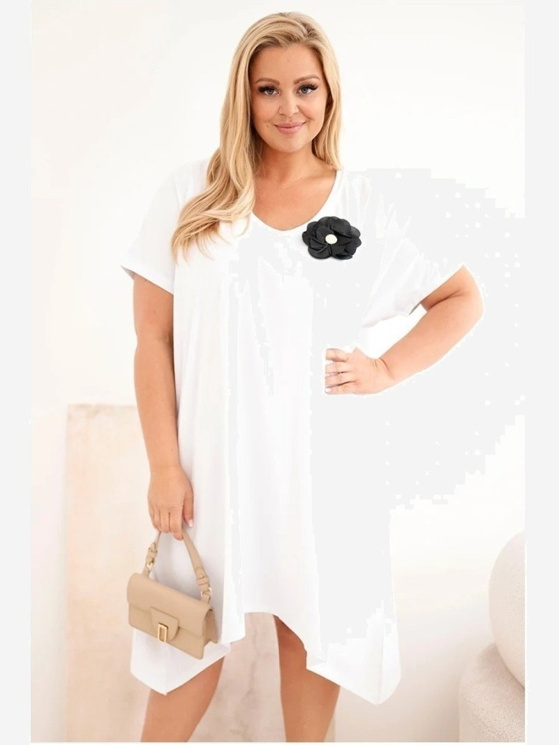 Dámske bavlnené šaty Plus Size s brošňou a výstrihom biela