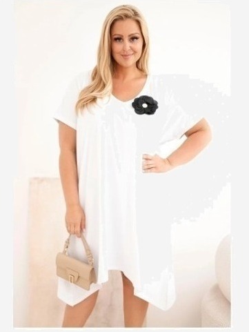 Dámske bavlnené šaty Plus Size s brošňou a výstrihom biela
