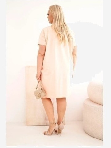 Dámske Plus Size bavlnené šaty s brošňou a výstrihom púdrovo ružová