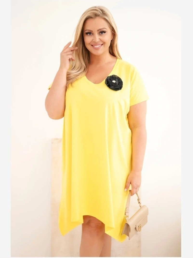 Dámske bavlnené šaty Plus Size s brošňou a výstrihom žltá