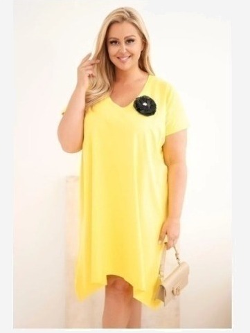 Dámske bavlnené šaty Plus Size s brošňou a výstrihom žltá