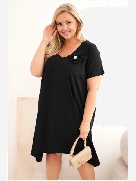 Dámske bavlnené šaty Plus Size s brošňou a výstrihom čierna