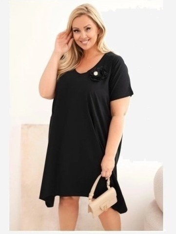 Dámske bavlnené šaty Plus Size s brošňou a výstrihom čierna