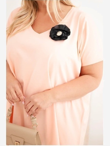 Dámske Plus Size bavlnené šaty s brošňou a výstrihom púdrovo ružová