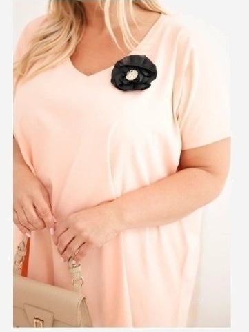 Dámske Plus Size bavlnené šaty s brošňou a výstrihom púdrovo ružová