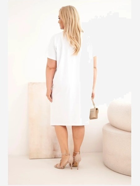 Dámske bavlnené šaty Plus Size s brošňou a výstrihom biela