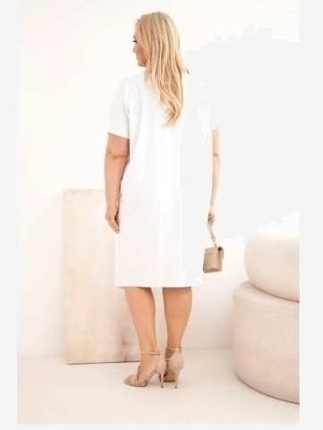 Dámske bavlnené šaty Plus Size s brošňou a výstrihom biela