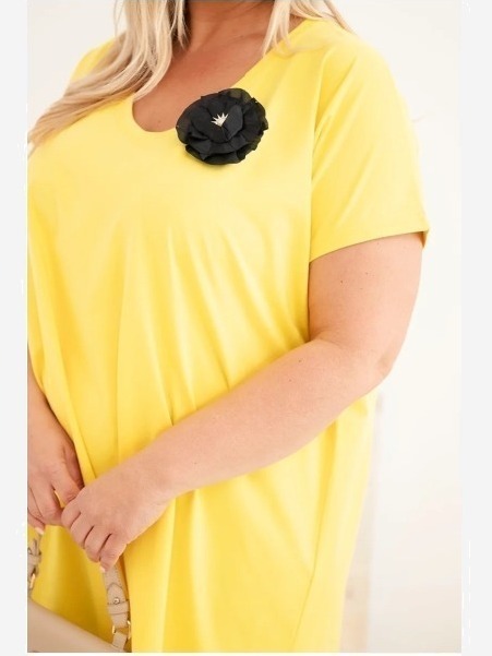 Dámske bavlnené šaty Plus Size s brošňou a výstrihom žltá