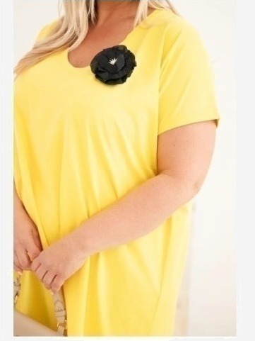 Dámske bavlnené šaty Plus Size s brošňou a výstrihom žltá