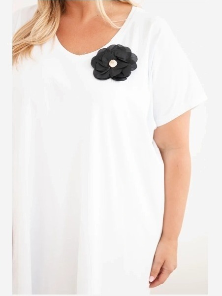 Dámske bavlnené šaty Plus Size s brošňou a výstrihom biela
