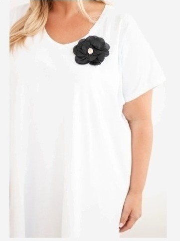Dámske bavlnené šaty Plus Size s brošňou a výstrihom biela