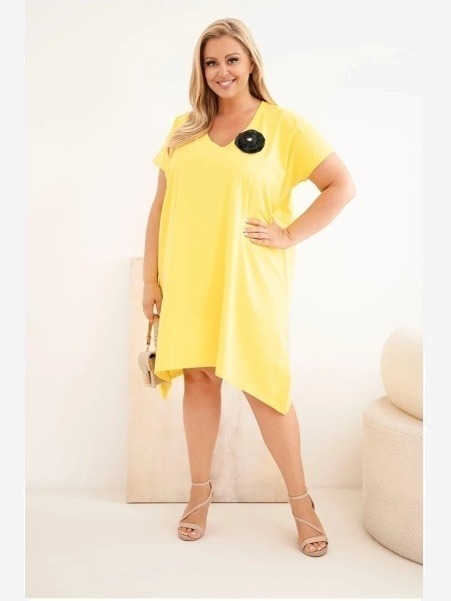 Dámske bavlnené šaty Plus Size s brošňou a výstrihom žltá