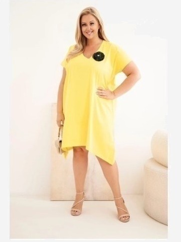 Dámske bavlnené šaty Plus Size s brošňou a výstrihom žltá