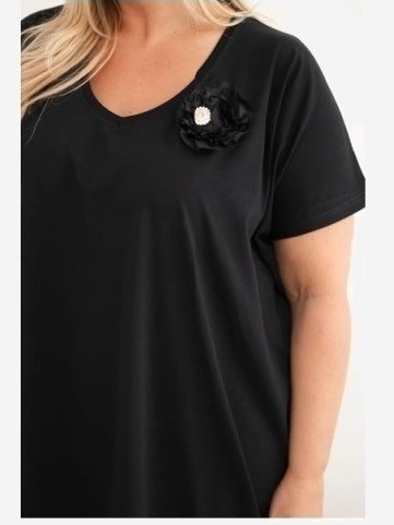 Dámske bavlnené šaty Plus Size s brošňou a výstrihom čierna