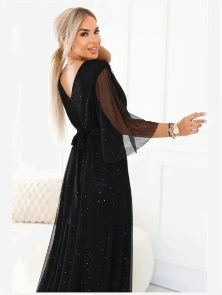 654-5 Dlhé trblietavé šaty plus size s výstrihom a priesvitným rukávikom - čierne