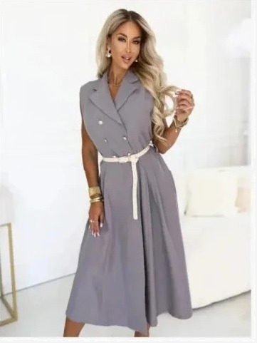596-5 Elegantná midi šmizjerka so zlatými gombíkmi a opaskom - sivá