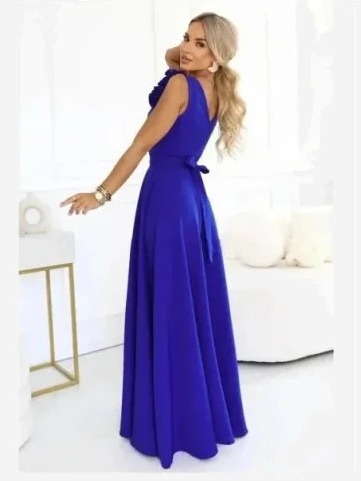 643-8 Elegantné večerné maxi šaty s rázporkom a ružami - chrpovo modré