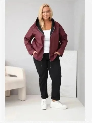 Dámska bunda Plus Size s kapucňou a nastaviteľným spodkom bordová