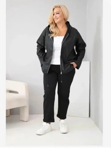 Dámska bunda Plus Size s kapucňou a nastaviteľným spodkom čierna