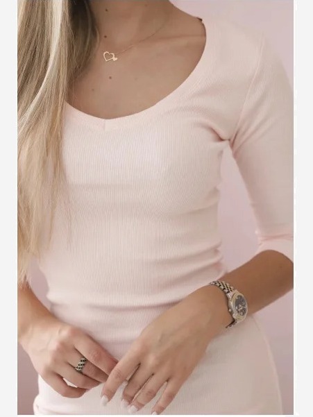 Šaty s výstrihom prášková ružová