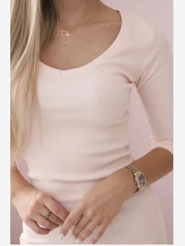Šaty s výstrihom prášková ružová