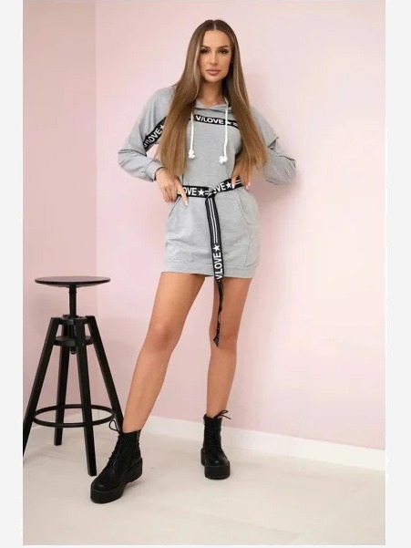Šaty zdobené páskou s nápismi šedá