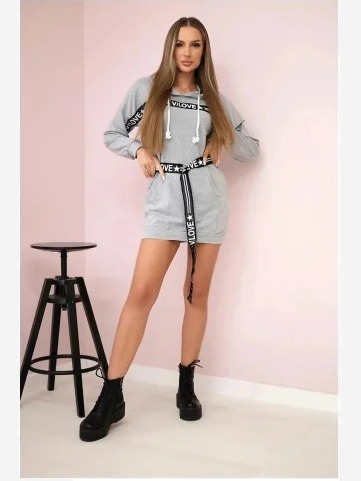 Šaty zdobené páskou s nápismi šedá