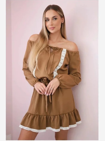 Šaty s rovným výstrihom farba ťavy
