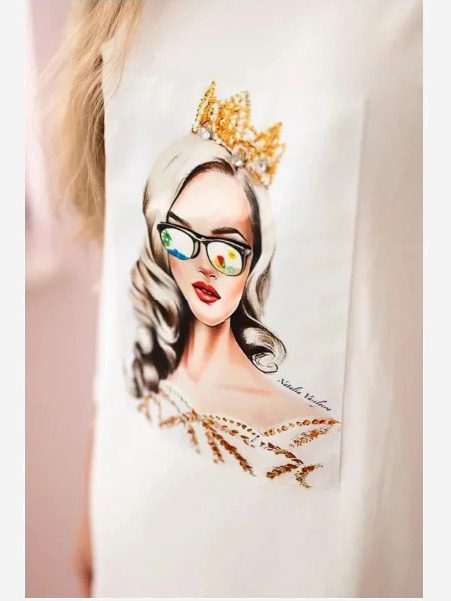 Šaty s grafikou dievčaťa v okuliaroch 3D biela