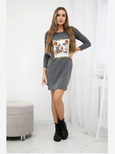 Šaty s grafikou 3D a ozdobnými strapcami sivá