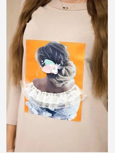 Šaty s grafikou 3D béžový