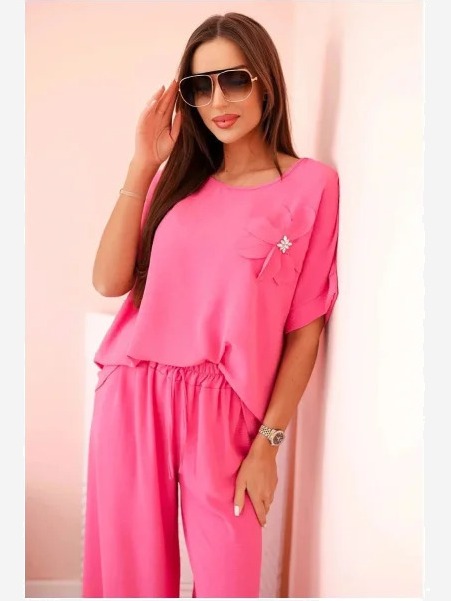 Dámsky komplet z viskózy s ozdobným kvetom a širokými nohavicami - ružový