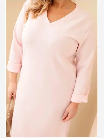 Dámska sukňa Plus Size maslová s výstrihom V a rukávom pudrová ružová